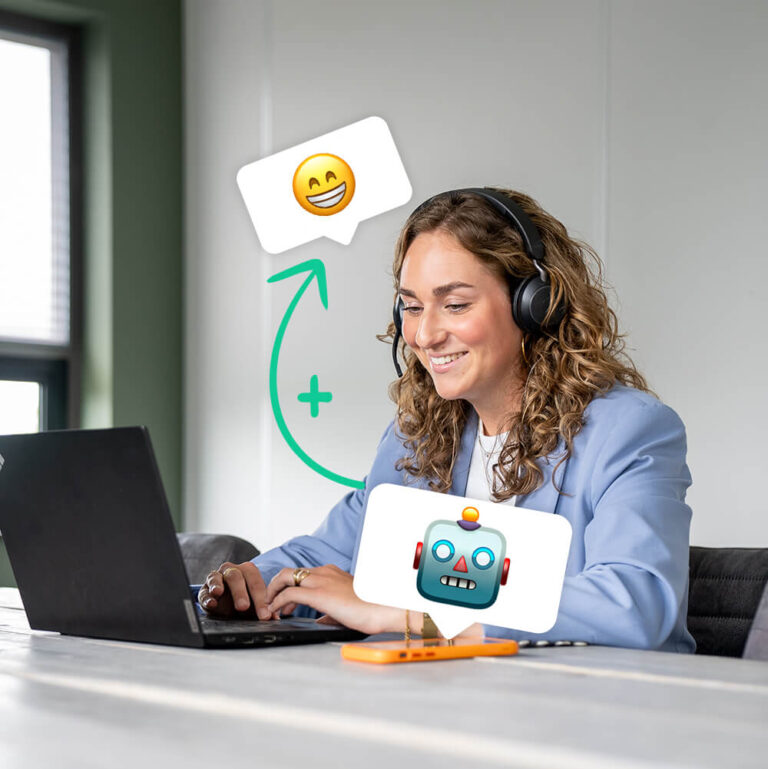 Vrouw met headset werkt lachend op laptop met emoji van robot en glimlachend gezicht in beeld
