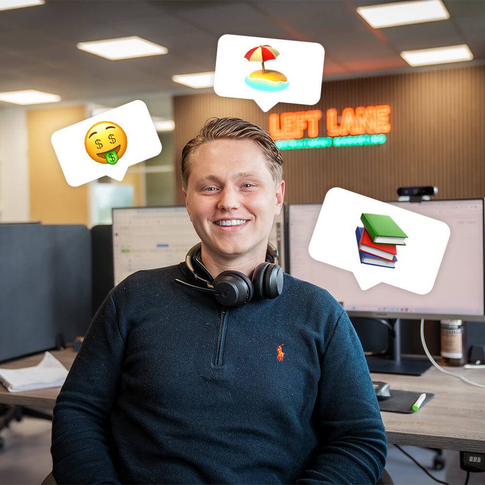 Lachende man met headset op kantoor met emoji’s van geld, vakantie en studie