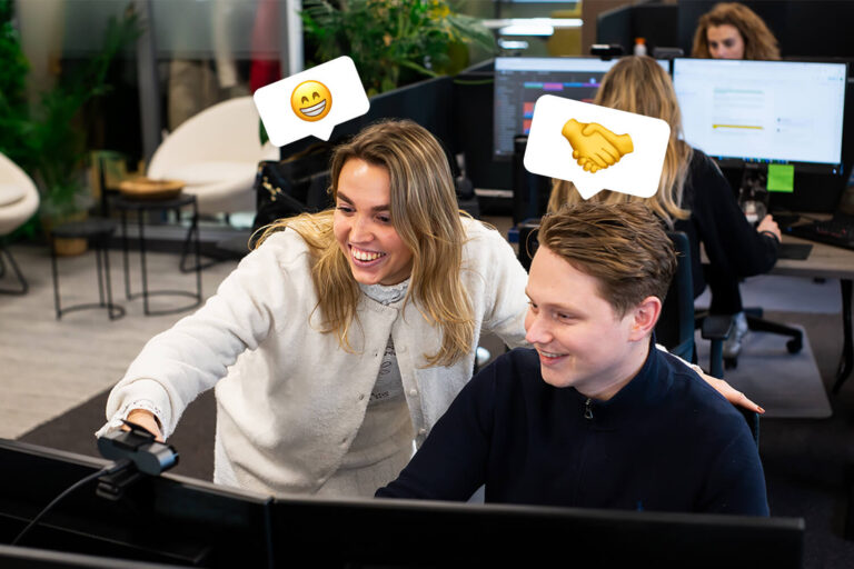 Collega’s werken samen achter een computer bij Left Lane Recruitment Marketing, tevreden in hun functie dankzij een succesvolle recruitment marketing funnel