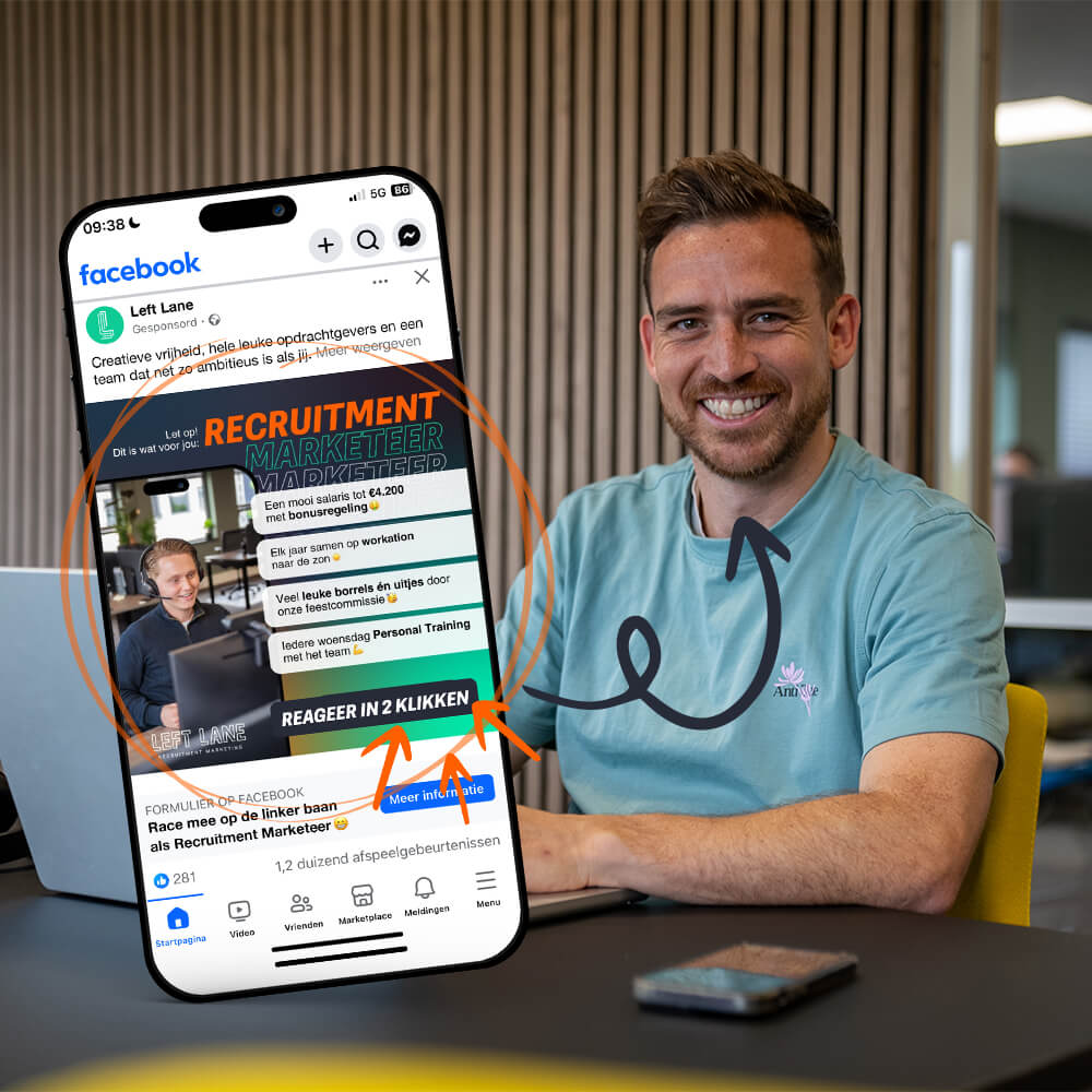 Man glimlacht achter laptop terwijl hij Facebook-advertentie voor Recruitment Marketeer toont op smartphone.
