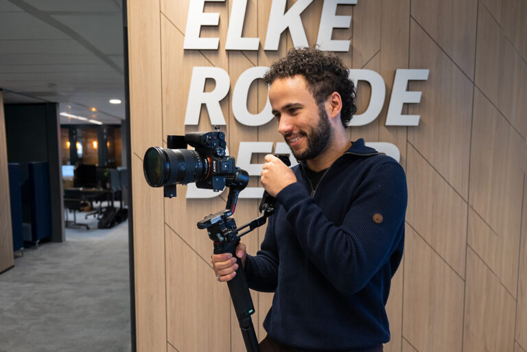 Videograaf filmt met Sony camera op gimbal op locatie bij klant voor recruitment videoproductie